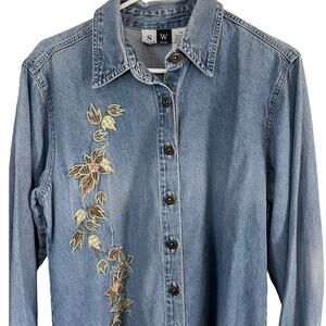 Stuido West Vintage 90s Size Medium Emboridered Floral Denim Button Up‎ Shirt